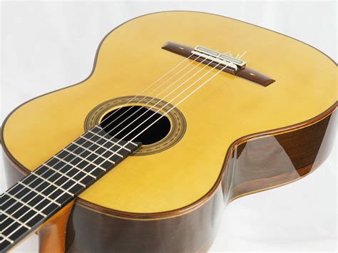 This model can be recognized by the head decorated with fine marquetry and by the significantly raised fingerboard. . Sakurai classical guitar